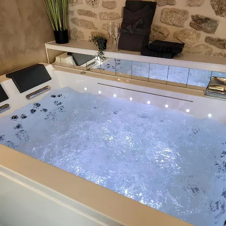 Chaleureux Avec Jacuzzi Et Terrasse Privée Fresneaux-Montchevreuil